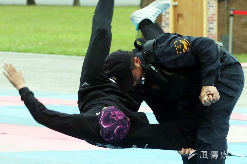 20191127-憲兵部隊過去配合勤務需要,得學擒拿、奪刀奪槍等戰技,時至今日進一步濃縮各動作要領並與案例經驗相結合,確保警衛勤務遂行順利。(蘇仲泓攝) 20191127-憲兵部隊過去配合勤務需要,得學擒拿、奪刀奪槍等戰技,時至今日進一步濃縮各動作要領並與案例經驗相結合,確保警衛勤務遂行順利。(蘇仲泓攝)