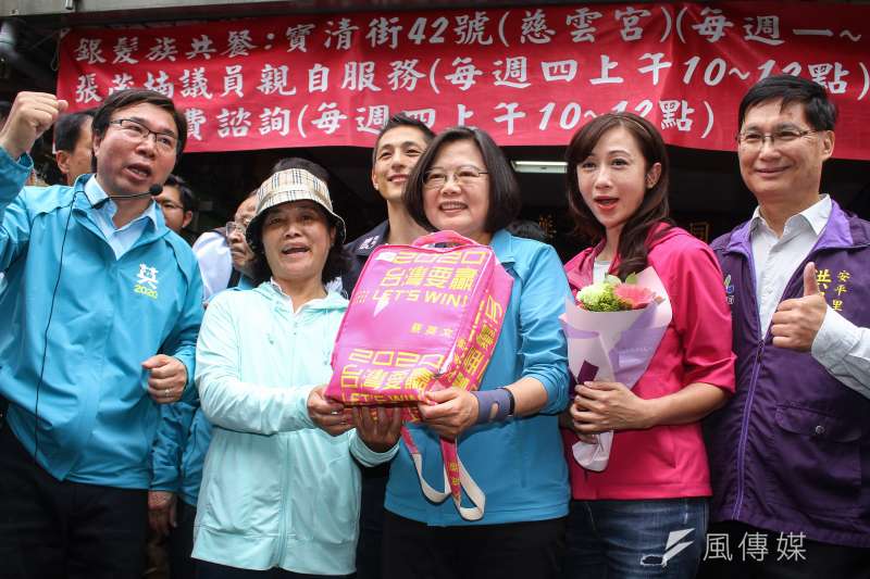 20191130-總統蔡英文陪同立委參選人許淑華、吳怡農市場掃街拜票。（蔡親傑攝）