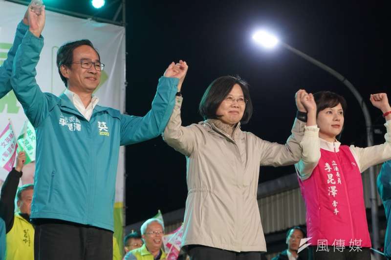立委候選人李昆澤(左)成立競選總部,總統蔡英文(中)到場祝賀。(圖/徐炳文攝) 立委候選人李昆澤(左)成立競選總部,總統蔡英文(中)到場祝賀。(圖/徐炳文攝)