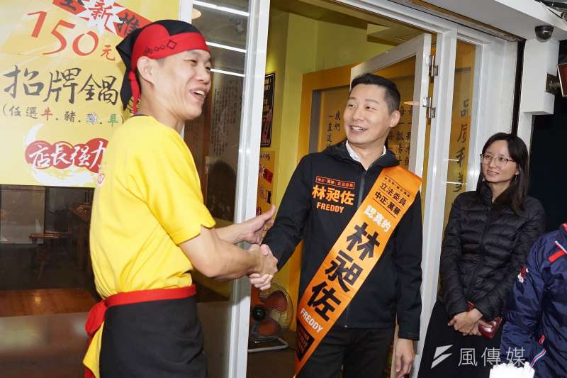 20191212-立委林昶佐於南機場夜市拜票。(盧逸峰攝) 20191212-立委林昶佐於南機場夜市拜票。(盧逸峰攝)