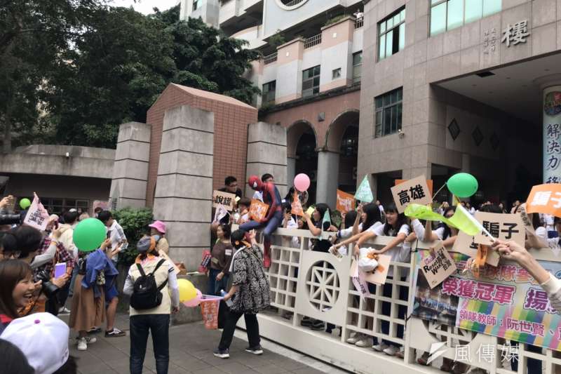 20191221-罷韓遊行的過程中,校園內卻有許多學生在擠到校門口高聲呼應。(黃信維攝) 20191221-罷韓遊行的過程中,校園內卻有許多學生在擠到校門口高聲呼應。(黃信維攝)