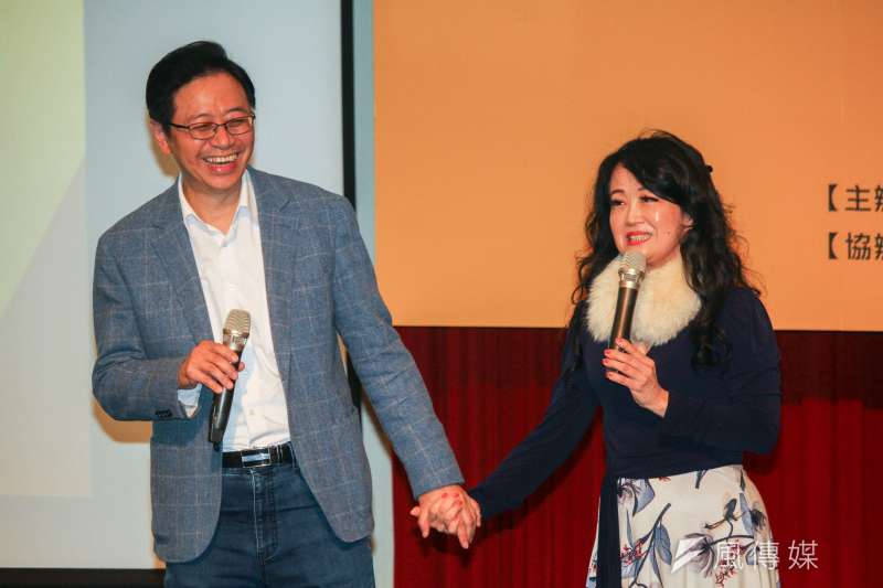 20191223-國民黨副總統參選人張善政出席台大EMBA時事論壇演講,右為張善政夫人張琦雅。(蔡親傑攝) 20191223-國民黨副總統參選人張善政出席台大EMBA時事論壇演講,右為張善政夫人張琦雅。(蔡親傑攝)