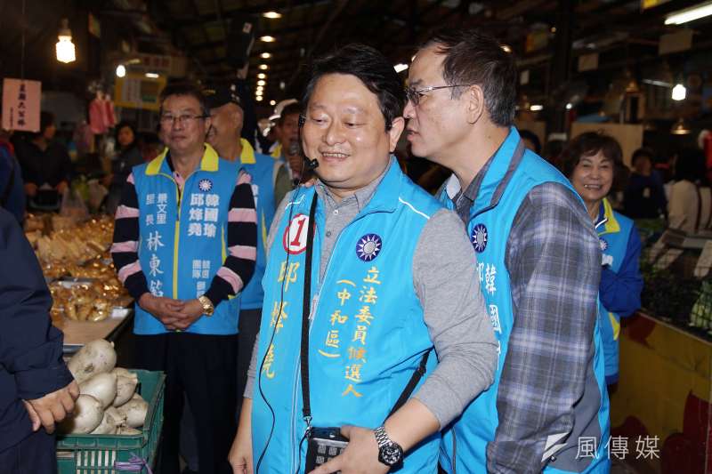 20191224-新北市長侯友宜24日陪同立委參選人邱烽堯於和平街黃昏市場掃街。(盧逸峰攝) 20191224-新北市長侯友宜24日陪同立委參選人邱烽堯於和平街黃昏市場掃街。(盧逸峰攝)