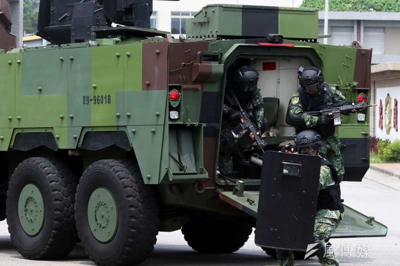 20191225-仲泓專題-時代變遷下憲兵早已與2、30年前不同,然而總人數下修至今,勤務量卻沒有減輕;將官員額降低雖是國軍整體趨勢,然而對基層年輕軍官而言亦是一種打擊,無論選舉最後獎落誰家,重新思考憲兵特戰化的意義,或許這些都是不錯的出發點。(蘇仲泓攝) 20191225-仲泓專題-時代變遷下憲兵早已與2、30年前不同,然而總人數下修至今,勤務量卻沒有減輕;將官員額降低雖是國軍整體趨勢,然而對基層年輕軍官而言亦是一種打擊,無論選舉最後獎落誰家,重新思考憲兵特戰化的意義,或許這些都是不錯的出發點。(蘇仲泓攝)