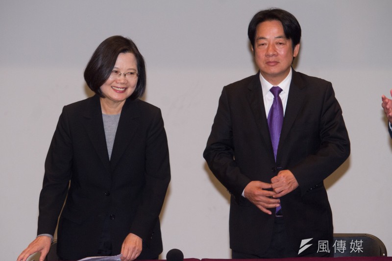 20191229-民進黨總統參選人蔡英文參與公視總統候選人電視辯論會,於會後召開記者會,右為副總統參選人賴清德。(蔡親傑攝) 20191229-民進黨總統參選人蔡英文參與公視總統候選人電視辯論會,於會後召開記者會,右為副總統參選人賴清德。(蔡親傑攝)