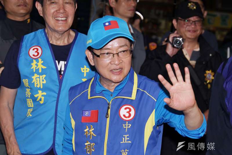 20200107-立委參選人林郁方於南機場夜市掃街拜票。(盧逸峰攝) 20200107-立委參選人林郁方於南機場夜市掃街拜票。(盧逸峰攝)