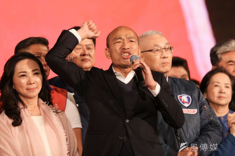 資深音樂人劉家昌呼籲支持國民黨總統候選人韓國瑜（左二），並批評鴻海創辦人郭台銘、親民黨總統候選人宋楚瑜2人出來參選導致分散選票是「自私自利」。（簡必丞攝）