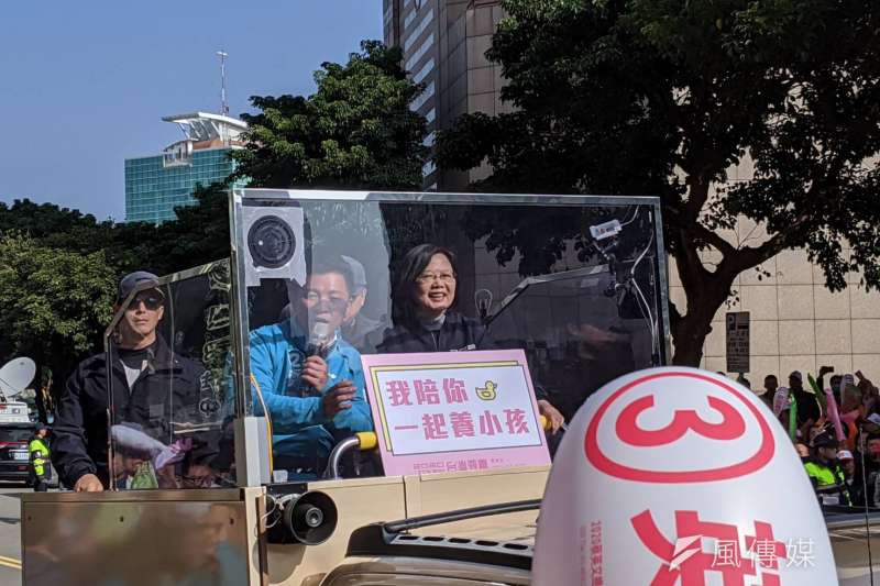 20200109-總統蔡英文9日赴新竹,陪同新竹市長林智堅、立委柯建銘為立委候選人鄭宏輝車隊掃街。(林瑋豐攝) 20200109-總統蔡英文9日赴新竹,陪同新竹市長林智堅、立委柯建銘為立委候選人鄭宏輝車隊掃街。(林瑋豐攝)