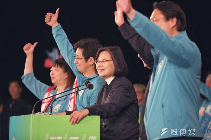 20200109-總統蔡英文9日晚間出席基隆造勢晚會,與副總統陳建仁、副總統候選人賴清德、行政院副院長陳其邁、基隆市長林右昌等人,強力替力拚連任的民進黨立委蔡適應助陣。(蔡英文競選辦公室提供) 20200109-總統蔡英文9日晚間出席基隆造勢晚會,與副總統陳建仁、副總統候選人賴清德、行政院副院長陳其邁、基隆市長林右昌等人,強力替力拚連任的民進黨立委蔡適應助陣。(蔡英文競選辦公室提供)