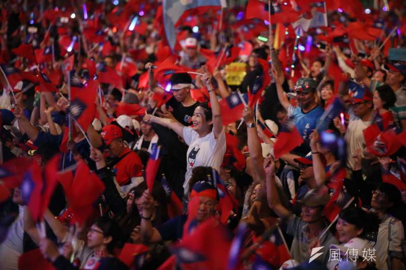20200110-國民黨總統候選人韓國瑜在選前之夜回防高雄「本命區」,10日晚間在高雄夢時代旁舉辦造勢活動。(新新聞柯承惠攝) 20200110-國民黨總統候選人韓國瑜在選前之夜回防高雄「本命區」,10日晚間在高雄夢時代旁舉辦造勢活動。(新新聞柯承惠攝)