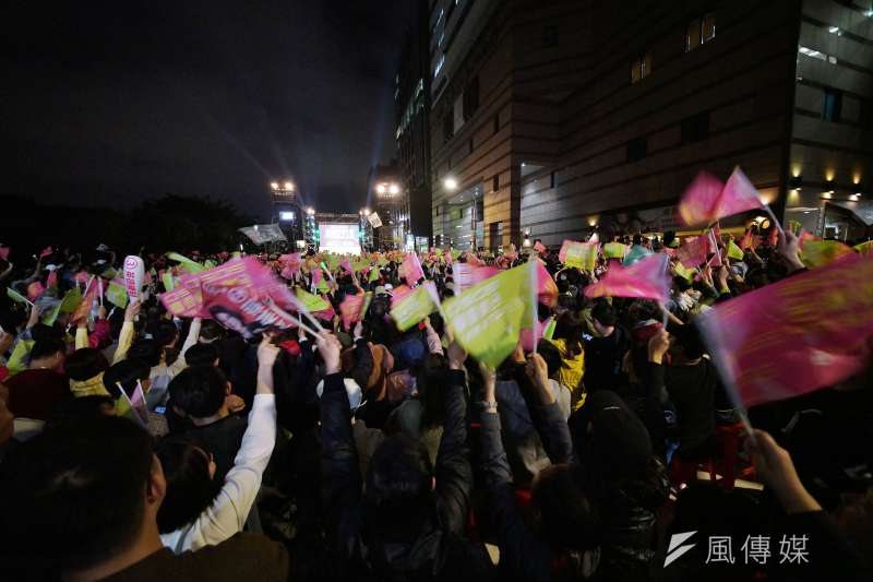 20200111-蔡英文競選總部開票現場,湧入許多支持者搖旗吶喊。(盧逸峰攝) 20200111-蔡英文競選總部開票現場,湧入許多支持者搖旗吶喊。(盧逸峰攝)