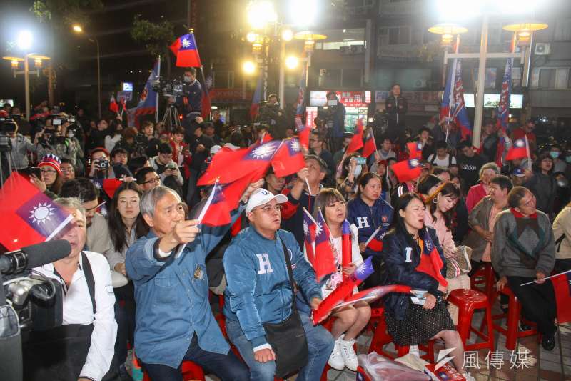20200111-2020總統與立委大選,國民黨落敗,黨部前支持者表現失落,並一起唱愛國歌曲。(蔡親傑攝) 20200111-2020總統與立委大選,國民黨落敗,黨部前支持者表現失落,並一起唱愛國歌曲。(蔡親傑攝)