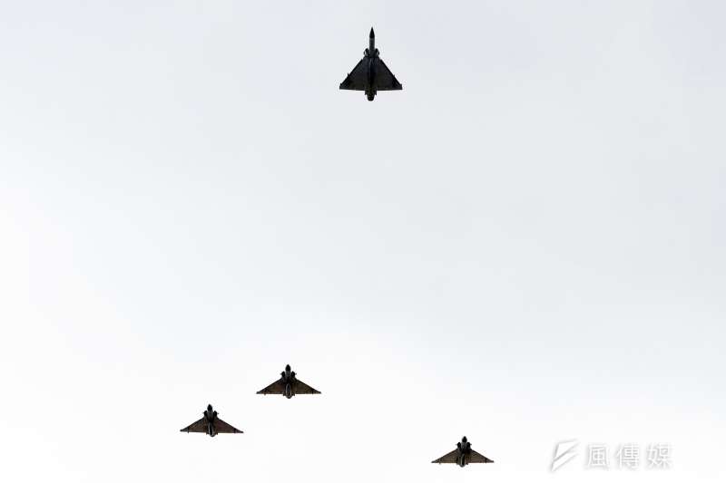 20200114-國防部在14日上午於空軍松指部舉行聯合公奠典禮,4架幻象2000戰機以「追思致敬隊形」通過會場上空。(蘇仲泓攝) 20200114-國防部在14日上午於空軍松指部舉行聯合公奠典禮,4架幻象2000戰機以「追思致敬隊形」通過會場上空。(蘇仲泓攝)