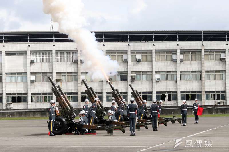 20200114-國防部在14日上午於空軍松指部舉行聯合公奠典禮，陸軍禮砲連特別以19響「矧砲」為總長一行送別。（蘇仲泓攝）