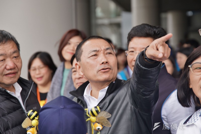 年底選戰進逼，一向被視為藍營最強母雞的新北市長侯友宜（中），近來民調雖仍然領先，但因恩恩案衝擊氣勢似稍受影響。（資料照，盧逸峰攝）