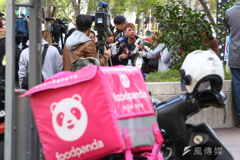 20200116-foodpanda北部外送員16日在內湖敬業三路集結罷送。(顏麟宇攝) 20200116-foodpanda北部外送員16日在內湖敬業三路集結罷送。(顏麟宇攝)