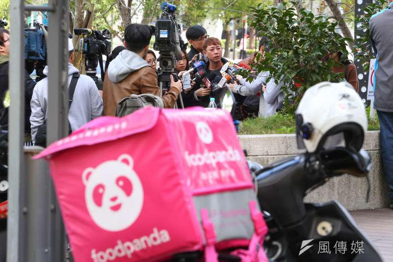 20200116-foodpanda北部外送員16日在內湖敬業三路集結罷送。（顏麟宇攝）