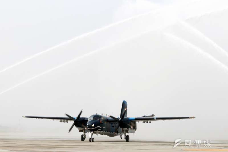 20200121-除了固定清洗飛機,還有一種情況也要對飛機噴水,就是迎新機或者送別的儀式。國軍2017年、2019年先後除役S-2T反潛巡邏機、UH-1H通用直升機,典禮中都安排噴水。圖為S-2T通過水幕。(蘇仲泓攝) 20200121-除了固定清洗飛機,還有一種情況也要對飛機噴水,就是迎新機或者送別的儀式。國軍2017年、2019年先後除役S-2T反潛巡邏機、UH-1H通用直升機,典禮中都安排噴水。圖為S-2T通過水幕。(蘇仲泓攝)