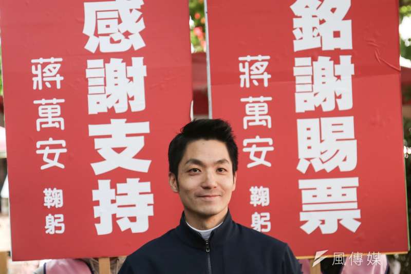 20200121-國民黨立委蔣萬安21日至長春市場謝票發放春聯。(簡必丞攝) 20200121-國民黨立委蔣萬安21日至長春市場謝票發放春聯。(簡必丞攝)