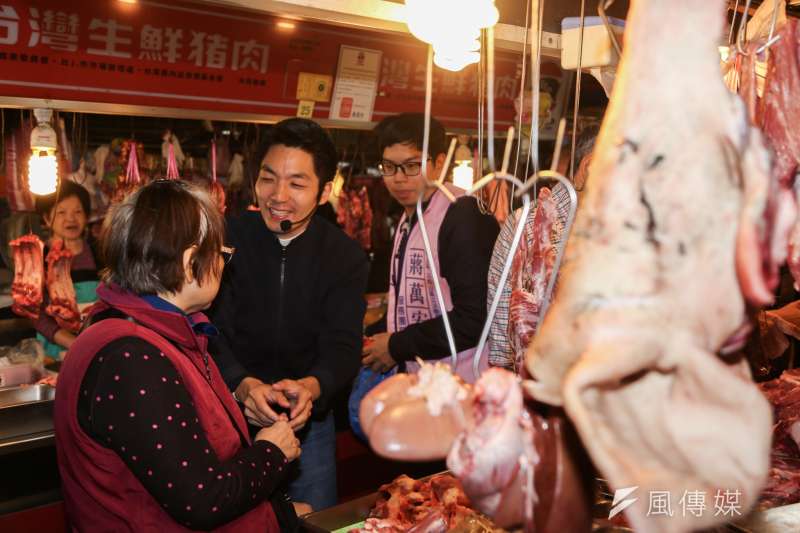 20200121-國民黨立委蔣萬安21日至長春市場謝票發放春聯。(簡必丞攝) 20200121-國民黨立委蔣萬安21日至長春市場謝票發放春聯。(簡必丞攝)