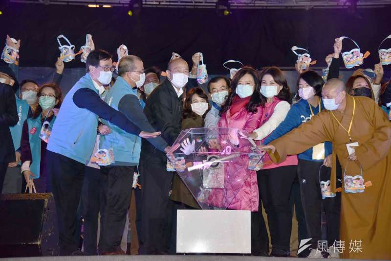 高雄市長韓國瑜率三位副市長及各局處首長等團隊蒞臨高雄燈會藝術節啟動儀式。(圖/徐炳文攝) 高雄市長韓國瑜率三位副市長及各局處首長等團隊蒞臨高雄燈會藝術節啟動儀式。(圖/徐炳文攝)