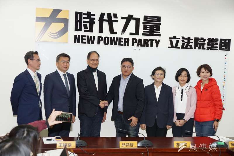 20200130-立委游錫堃30日拜會時代力量黨團,與總召邱顯智握手致意。(盧逸峰攝) 20200130-立委游錫堃30日拜會時代力量黨團,與總召邱顯智握手致意。(盧逸峰攝)