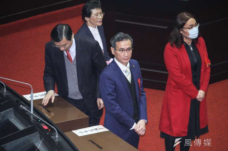 立法院舉行新任正副立法院長選舉，民進黨由鄭運鵬（中）監票，國民黨由陳玉珍（右）監票。（蔡親傑攝）