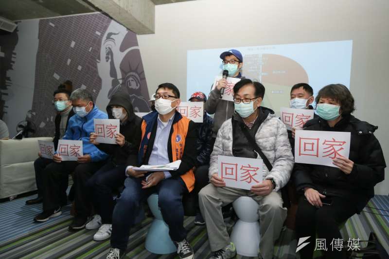 20200201-台商會長徐正文(右三)與武漢封城受困家屬代表1日出席滯留湖北台灣三佰同胞要求回家及提供生活物資事由記者會,並與家人視訊。(簡必丞攝) 20200201-台商會長徐正文(右三)與武漢封城受困家屬代表1日出席滯留湖北台灣三佰同胞要求回家及提供生活物資事由記者會,並與家人視訊。(簡必丞攝)