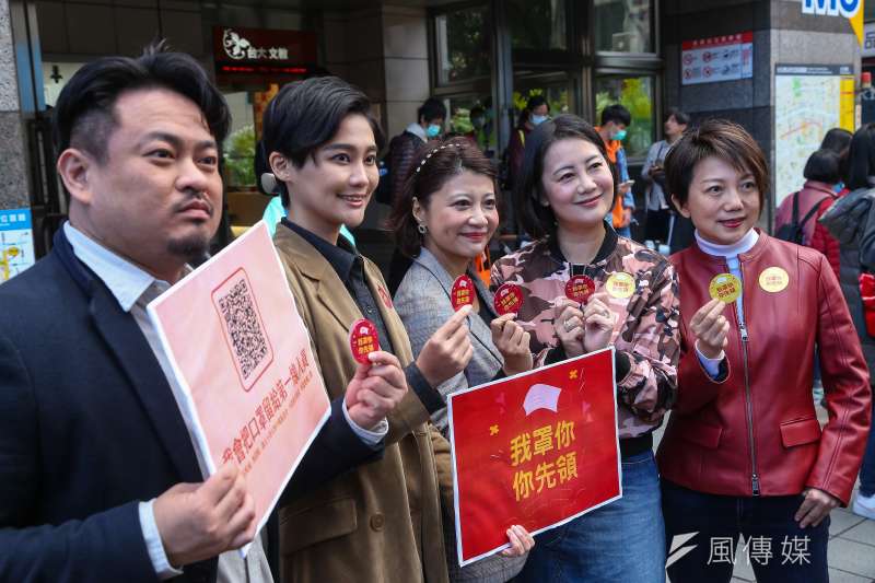 民進黨立委洪申翰（左起）、賴品妤、林楚茵、吳思瑤、范雲發起「我罩你，你先領」活動，却一砲轟到在野人物，要他們把口罩摘下來。（顏麟宇攝）