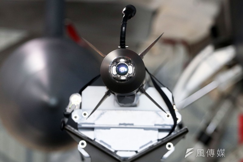 20200207-AIM-9X最大的特色在於彈頭尋標器左右各可達90度,飛官稱,「就算敵機在我下方,一樣能打掉!」若再加上JHMCS頭盔瞄準系統,飛行員就能具備「看到哪,打到哪」的能力。(蘇仲泓攝) 20200207-AIM-9X最大的特色在於彈頭尋標器左右各可達90度,飛官稱,「就算敵機在我下方,一樣能打掉!」若再加上JHMCS頭盔瞄準系統,飛行員就能具備「看到哪,打到哪」的能力。(蘇仲泓攝)