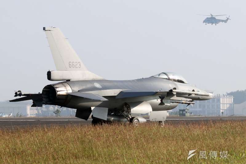 20200207-一月的早晨,微涼的空氣與溫暖陽光形成反差,駐在空軍嘉義基地內的空軍4聯隊F-16V BLK20戰機與右邊遠處的空軍救護隊直升機勤訓精練,奠定厚實戰力。(蘇仲弘攝) 20200207-一月的早晨,微涼的空氣與溫暖陽光形成反差,駐在空軍嘉義基地內的空軍4聯隊F-16V BLK20戰機與右邊遠處的空軍救護隊直升機勤訓精練,奠定厚實戰力。(蘇仲弘攝)