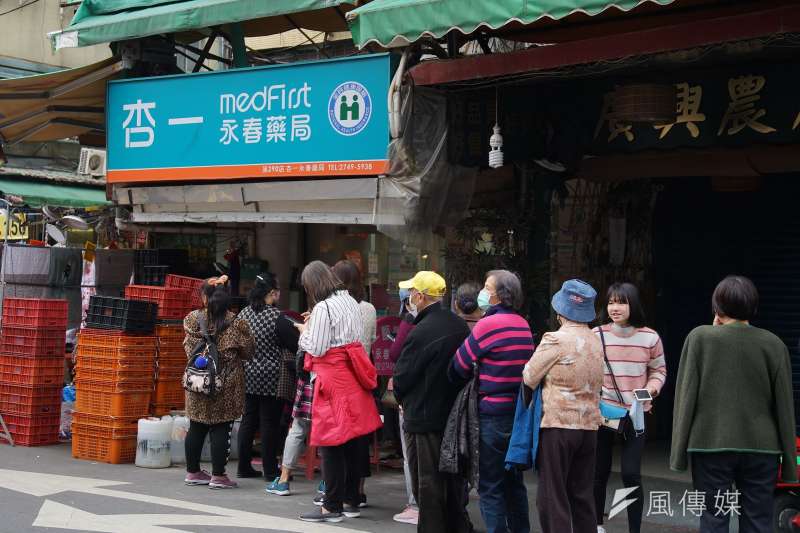 20200210-民眾於藥局外排隊購買口罩。(盧逸峰攝) 20200210-民眾於藥局外排隊購買口罩。(盧逸峰攝)