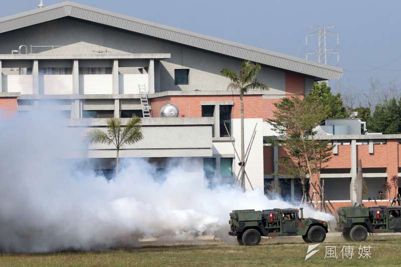 20200213-陸軍化學兵群具有2項核心任務,「煙幕」與「偵消」。後者是這次武漢肺炎疫情及過去天然災害、疫病後出動執行消毒的主力部隊,前者則是戰時以渦輪發煙車施放大量煙霧,以所形成的大面積煙幕來掩護我方行動的作戰支援任務。(蘇仲泓攝) 20200213-陸軍化學兵群具有2項核心任務,「煙幕」與「偵消」。後者是這次武漢肺炎疫情及過去天然災害、疫病後出動執行消毒的主力部隊,前者則是戰時以渦輪發煙車施放大量煙霧,以所形成的大面積煙幕來掩護我方行動的作戰支援任務。(蘇仲泓攝)