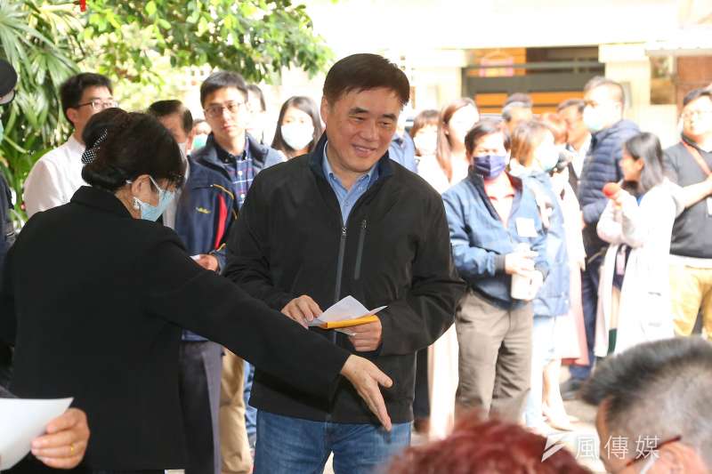 20200307-國民黨主席補選候選人郝龍斌7日至投票所投票。(顏麟宇攝) 20200307-國民黨主席補選候選人郝龍斌7日至投票所投票。(顏麟宇攝)