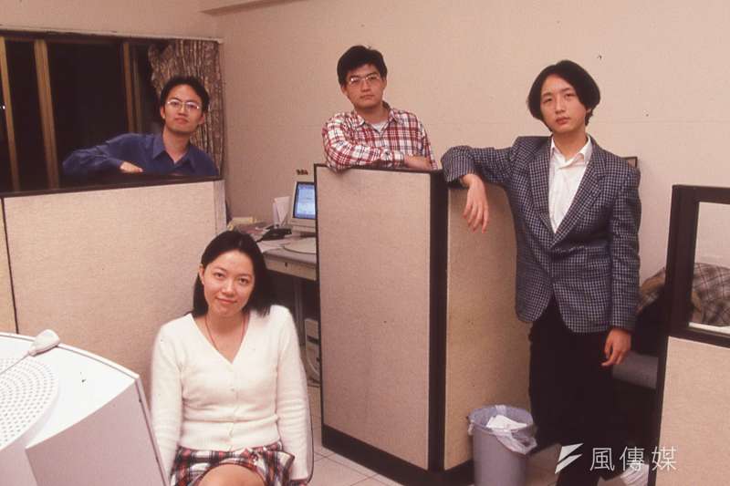 1998年,唐鳳(右)與賀元(左)、薛曉嵐(前)成立資訊人文化事業公司,唐鳳成為資訊人最年輕的合夥股東。(新新聞資料照) 1998年,唐鳳(右)與賀元(左)、薛曉嵐(前)成立資訊人文化事業公司,唐鳳成為資訊人最年輕的合夥股東。(新新聞資料照)