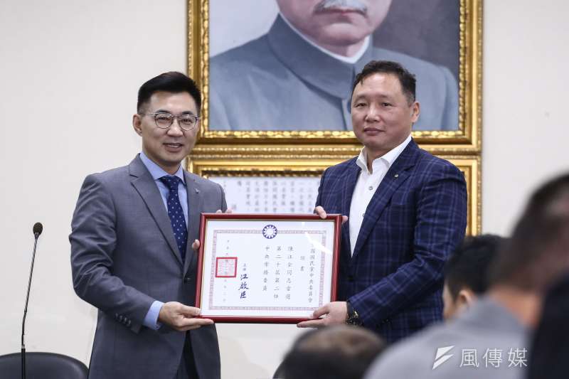 20200311-國民黨中常會,由新任黨主席江啟臣主持召開並頒發新任中常委當選證書予陳汪全。(陳品佑攝) 20200311-國民黨中常會,由新任黨主席江啟臣主持召開並頒發新任中常委當選證書予陳汪全。(陳品佑攝)