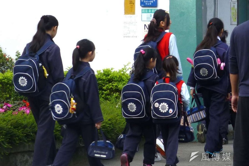教育部下令高中以下學校延後2周開學，不少家長擔憂孩子沒人照顧。（新新聞資料照）