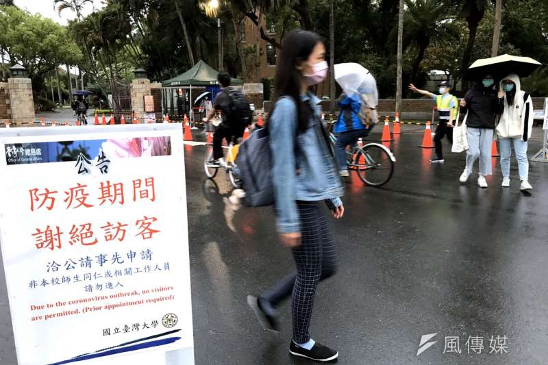 台大正門校門口實施門禁狀況。(吳尚軒攝) 台大正門校門口實施門禁狀況。(吳尚軒攝)