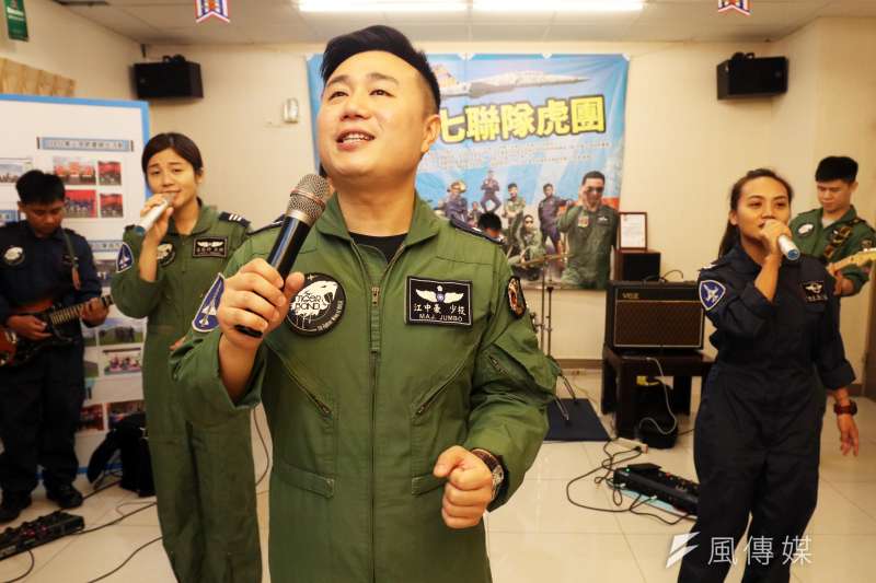 20200401-志航基地的虎團,2017年由時任政戰主任的陳延直發起,並找來江中豪少校(中)擔任團長,隨後陸續找來基地內喜好音樂的同好,並透過營內外各演出機會,如今已成為基地和台東地區小有名氣的社團。(蘇仲泓攝) 20200401-志航基地的虎團,2017年由時任政戰主任的陳延直發起,並找來江中豪少校(中)擔任團長,隨後陸續找來基地內喜好音樂的同好,並透過營內外各演出機會,如今已成為基地和台東地區小有名氣的社團。(蘇仲泓攝)