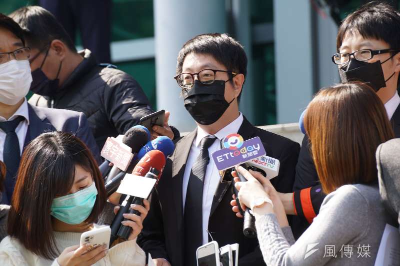 20200413-罷韓團體13日至台北高等行政法院遞狀,Wecare發起人尹立發言。(盧逸峰攝) 20200413-罷韓團體13日至台北高等行政法院遞狀,Wecare發起人尹立發言。(盧逸峰攝)