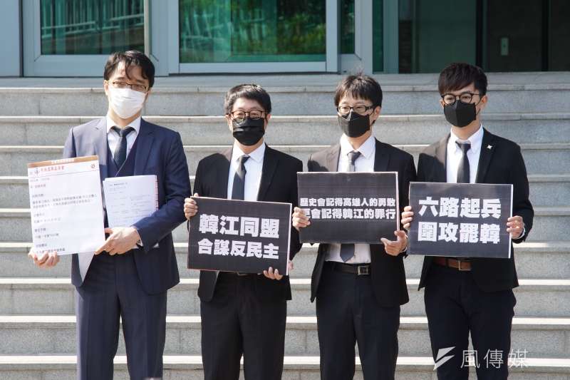 20200413-罷韓團體13日至台北高等行政法院遞狀,律師高榮志、Wecare發起人尹立、醫師陳冠榮、台灣基進新聞部副主任張博洋合影。(盧逸峰攝) 20200413-罷韓團體13日至台北高等行政法院遞狀,律師高榮志、Wecare發起人尹立、醫師陳冠榮、台灣基進新聞部副主任張博洋合影。(盧逸峰攝)