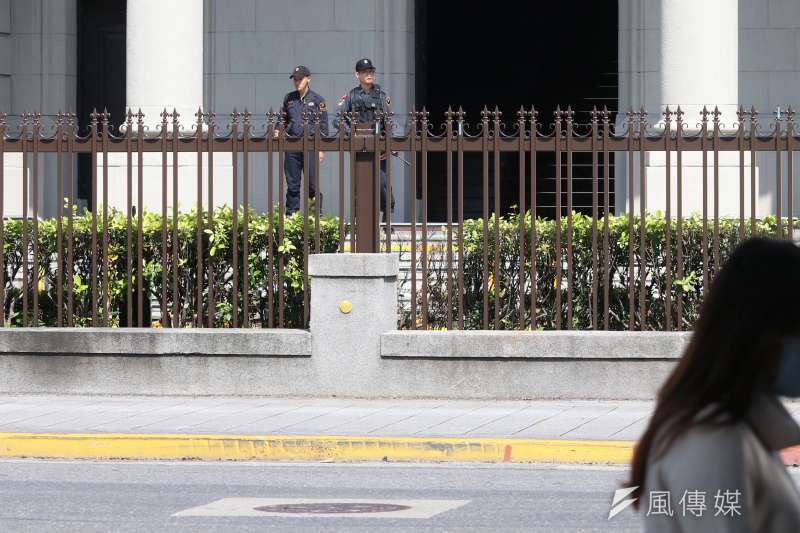 20200416-總統府博愛路一側過去因圍牆過於低矮,形成有心人可直接翻越的情況,不利維安遂行,如今圍牆之上加高欄杆,欲強闖者只能透過攀爬,再無助跑跨越的機會。(蘇仲弘攝) 20200416-總統府博愛路一側過去因圍牆過於低矮,形成有心人可直接翻越的情況,不利維安遂行,如今圍牆之上加高欄杆,欲強闖者只能透過攀爬,再無助跑跨越的機會。(蘇仲弘攝)