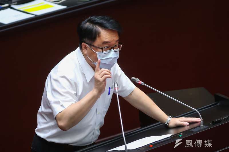 20200421-民進黨立委吳秉叡21日針對「嚴重特殊傳染性肺炎防治及紓困振興特別條例部分條文修正草案」發言。(顏麟宇攝) 20200421-民進黨立委吳秉叡21日針對「嚴重特殊傳染性肺炎防治及紓困振興特別條例部分條文修正草案」發言。(顏麟宇攝)