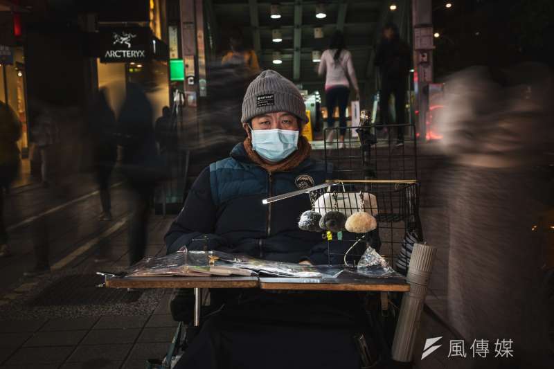 風傳媒專題:疫情下的貧窮人,賣彩卷的小明。(簡必丞攝) 風傳媒專題:疫情下的貧窮人,賣彩卷的小明。(簡必丞攝)