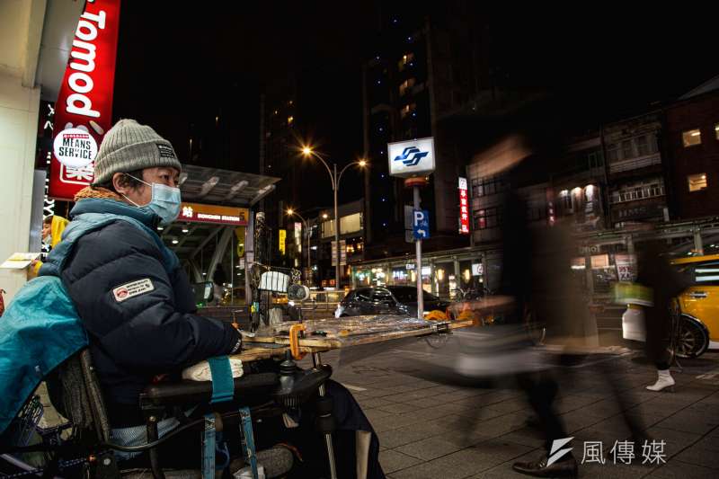 風傳媒專題:疫情下的貧窮人,賣彩卷的小明。(簡必丞攝) 風傳媒專題:疫情下的貧窮人,賣彩卷的小明。(簡必丞攝)