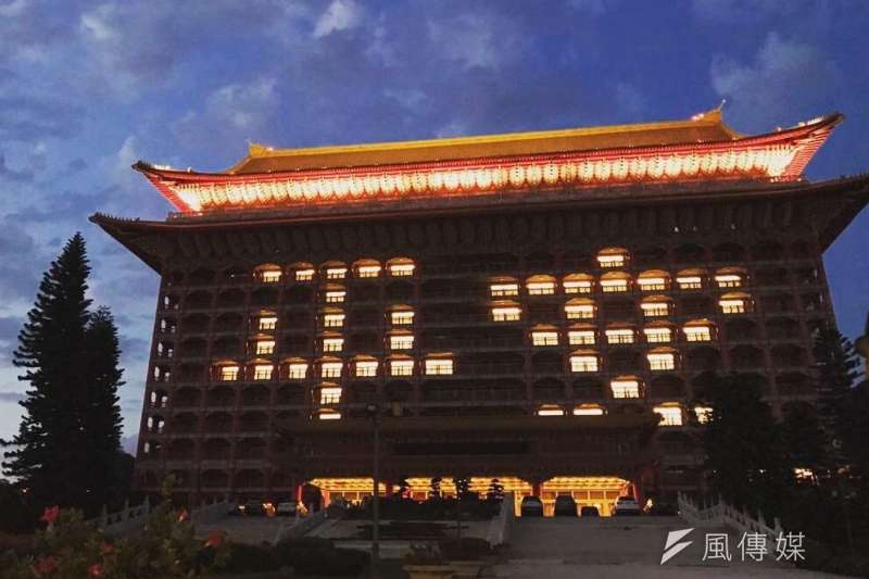 圓山大飯店28日透過點燈,在外牆上打出「平安」2字,祈願在大家守護下,台灣一切平安!(交通部提供)