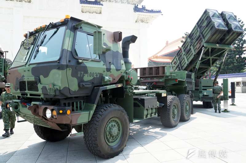20200429-國軍飛彈部隊近年持續提升機動力,「打了就跑」不僅能強化戰場存活率,亦能就部署層面更具彈性。圖為在營區開放活動中陳展的天弓飛彈發射車。(蘇仲泓攝) 20200429-國軍飛彈部隊近年持續提升機動力,「打了就跑」不僅能強化戰場存活率,亦能就部署層面更具彈性。圖為在營區開放活動中陳展的天弓飛彈發射車。(蘇仲泓攝)