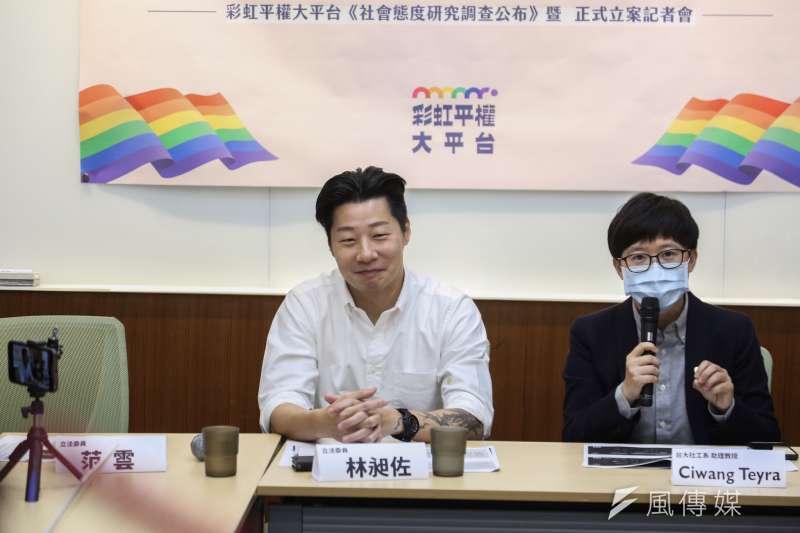 20200515-立委林昶佐15日出席「同婚一週年,大家接受同志了嗎? 」彩虹平權大平台社會態度研究調查公布暨正式立案記者會。(簡必丞攝) 20200515-立委林昶佐15日出席「同婚一週年,大家接受同志了嗎? 」彩虹平權大平台社會態度研究調查公布暨正式立案記者會。(簡必丞攝)