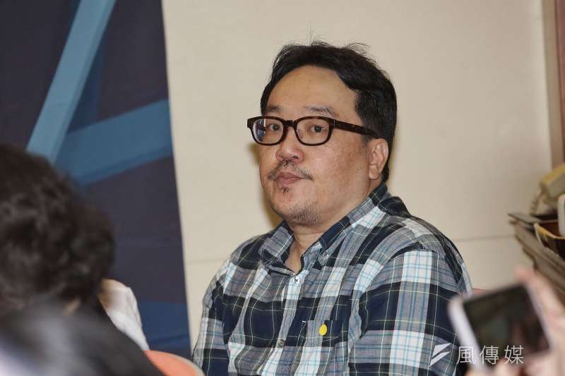 20200525-勵馨基金會25日召開「紓困後難逃失業風暴疫 境下弱勢婦女兒少生活難」記者會,社會住宅推動聯盟召集人彭揚凱出席。(盧逸峰攝) 20200525-勵馨基金會25日召開「紓困後難逃失業風暴疫 境下弱勢婦女兒少生活難」記者會,社會住宅推動聯盟召集人彭揚凱出席。(盧逸峰攝)