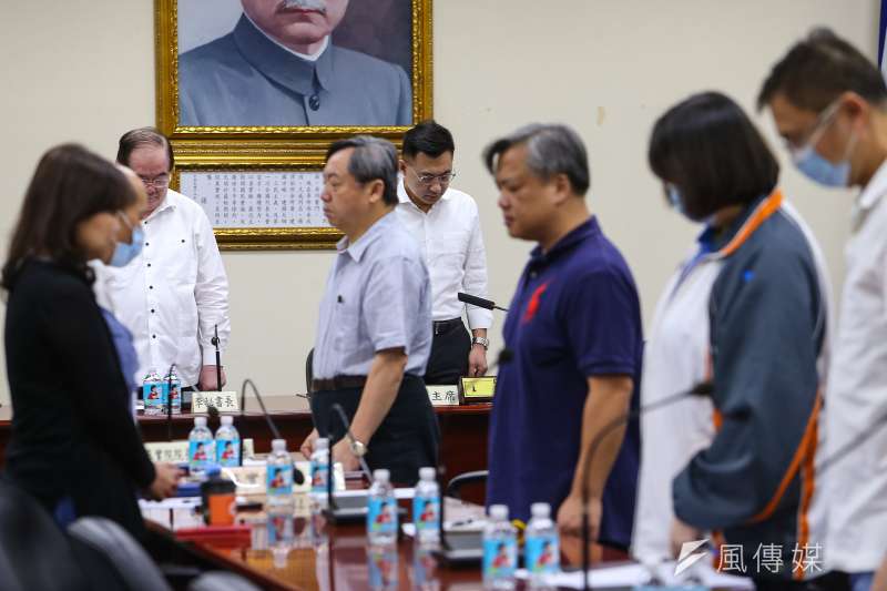 20200608-國民黨主席江啟臣8日召開擴大主管會報,並於會議開始前向高雄市議長許崑源默哀一分鐘。(顏麟宇攝) 20200608-國民黨主席江啟臣8日召開擴大主管會報,並於會議開始前向高雄市議長許崑源默哀一分鐘。(顏麟宇攝)